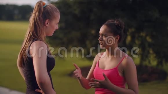 女朋友聊天穆拉托女人和金发女友谈话视频的预览图