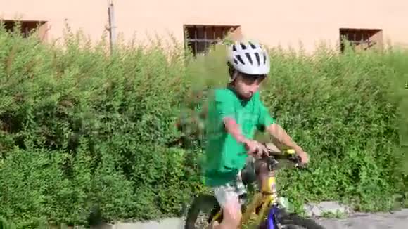 小男孩骑自行车城里的夏日时光视频的预览图