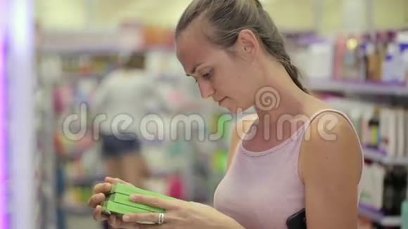 有魅力的女人在超市的化妆品区看护身品视频的预览图