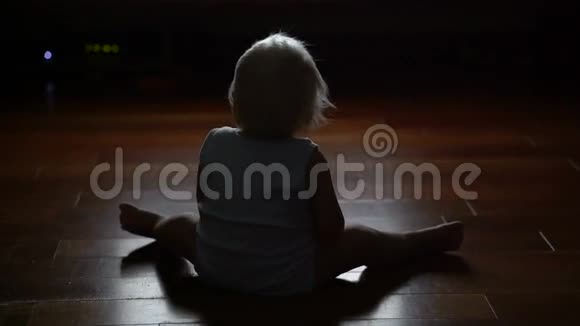 坐在地板上看电视的小孩视频的预览图