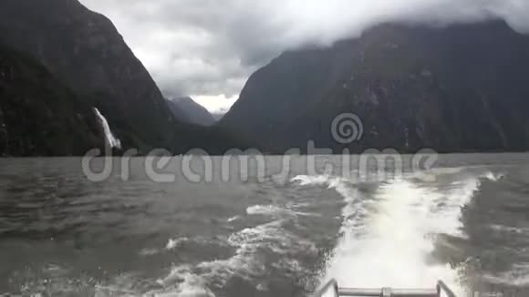 从新西兰的船上看山景和水面视频的预览图