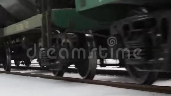 冬天的货运火车视频的预览图