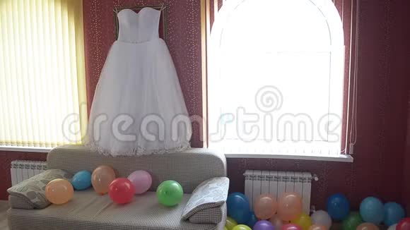 房间里漂亮的婚纱和五颜六色的气球视频的预览图