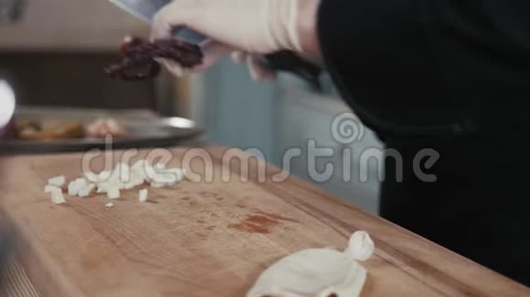 厨师正在切章鱼以便准备吃海鲜餐厅关闭视频的预览图