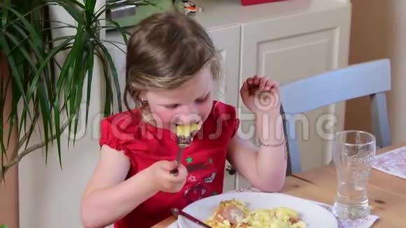 可爱的小女孩吃晚饭利特尔女孩在厨房吃饭厨房里的女孩4K视频的预览图