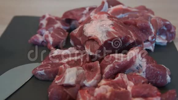 厨师用刀切生肉厨师切猪肉切割肉视频的预览图