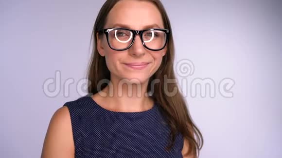 年轻的商务女性戴着眼镜看着镜头高兴圆形的眩光反映在眼镜上视频的预览图