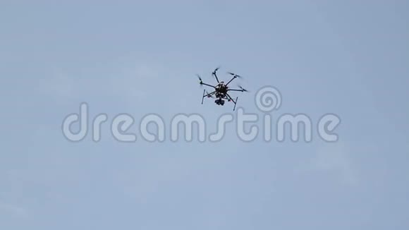 六翼无人机在天空中飞行视频的预览图