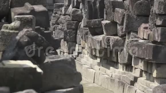 CandiPrambanan或CandiRaraJonggrang是中世纪9世纪印度教寺庙建筑群视频的预览图