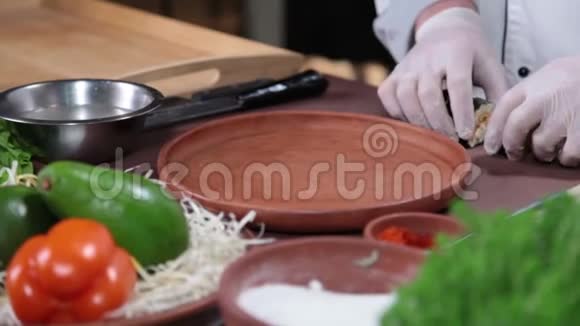 在木制盘子里端上美味的日本寿司卷视频的预览图