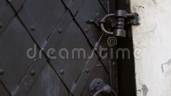 一种老式的黑色金属门用覆盖板加固视频的预览图