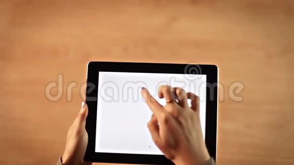 俯视图中女性手在数码平板电脑上书写B字视频的预览图