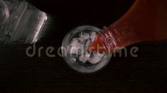 慢点将果汁倒入杯中上面有冰和伏特加视频的预览图