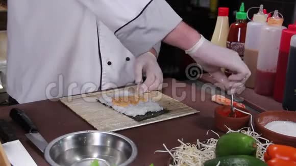 寿司厨师用红鱼子酱做寿司餐厅厨房视频的预览图