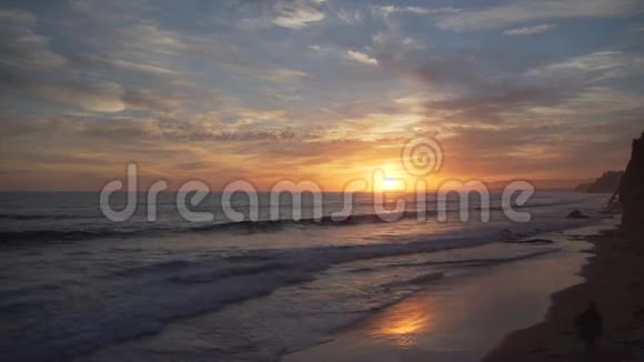 梅萨海滩的橙色和蓝色天空视频的预览图