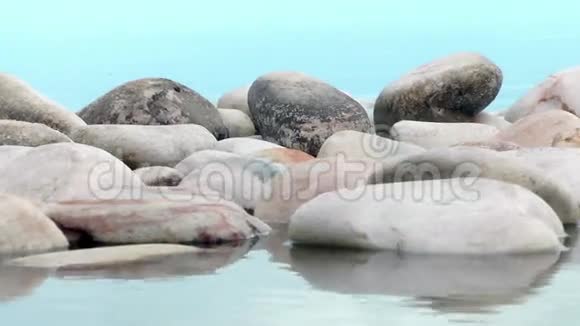 池塘中的卵石石头视频的预览图