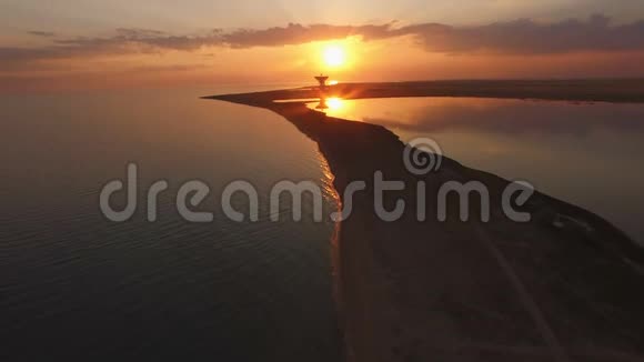 大海和湖面上一片令人愉快的日落视频的预览图