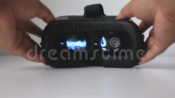 移动虚拟现实虚拟现实虚拟现实眼镜的人手视频的预览图