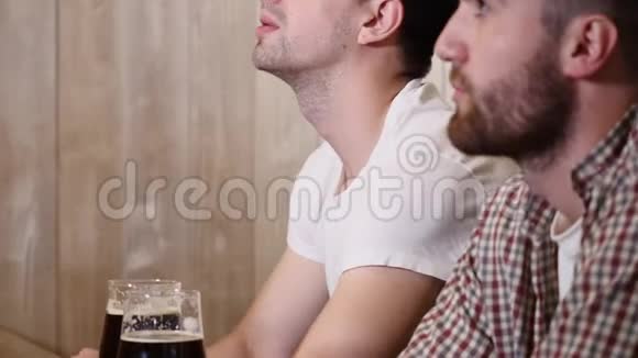 人们敬酒休闲友谊和庆祝的概念快乐的男性朋友喝啤酒和碰杯视频的预览图