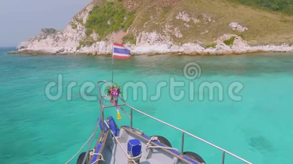 泰国林岛克里菲岸景从带有木柱木槿的帆船上观看视频的预览图