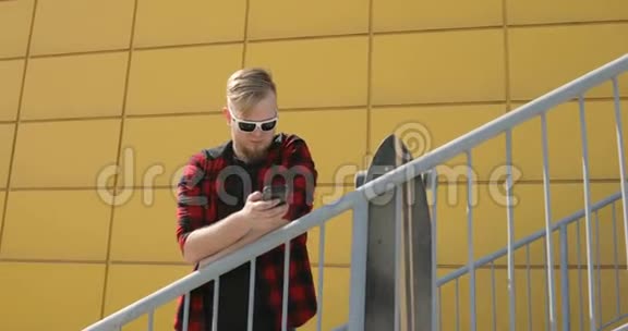男人用手机输入信息视频的预览图