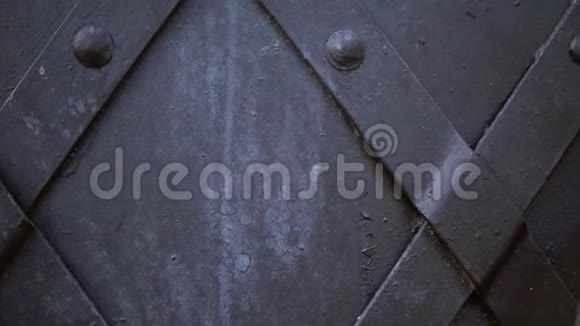 一种老式的黑色金属门用覆盖板加固视频的预览图