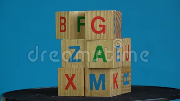 用字母旋转木制立方体视频的预览图