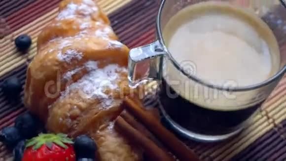 加牛角面包和浆果的咖啡视频的预览图