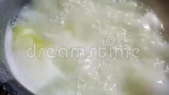 煮酸奶汤土耳其食品视频的预览图