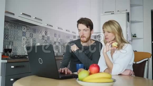 厨房柜台用电脑的情侣视频的预览图
