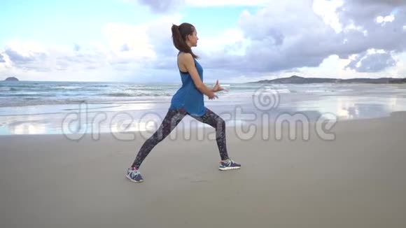 年轻女子在日出时在海边练习瑜伽晨练体操视频的预览图