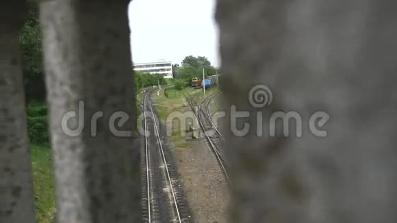 乘火车到铁轨上的煤俯视图视频的预览图