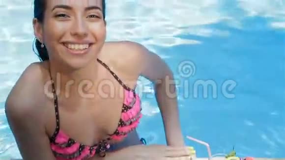 女人从泳池边喝杯鸡尾酒视频的预览图