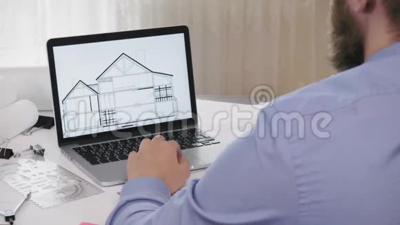 在笔记本电脑上绘制蓝图的架构师视频的预览图