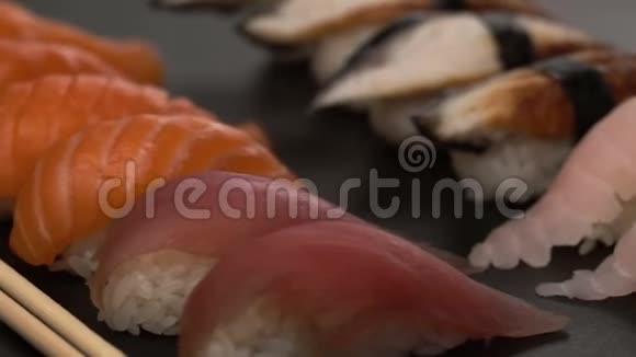 旋转新鲜寿司美食背景视频的预览图
