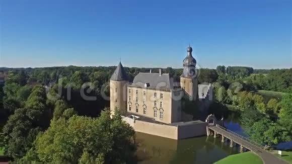 中世纪城堡的空中景色视频的预览图