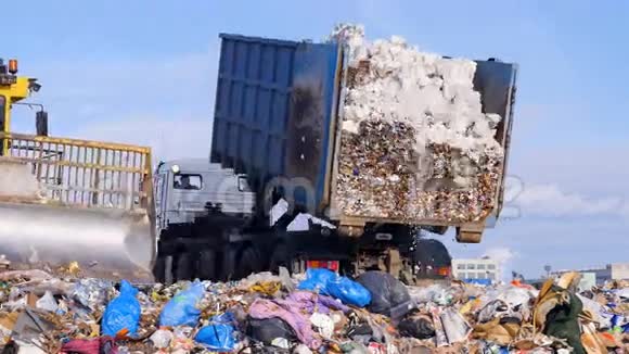 垃圾车在垃圾填埋场处置垃圾车辆运输垃圾至废弃物视频的预览图