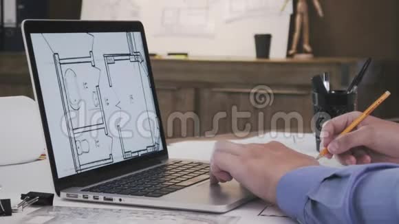 在笔记本电脑上绘制蓝图的架构师视频的预览图
