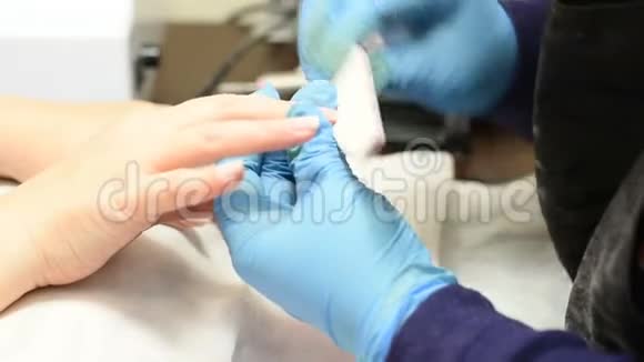 医生用指甲锉做指甲的形状视频的预览图