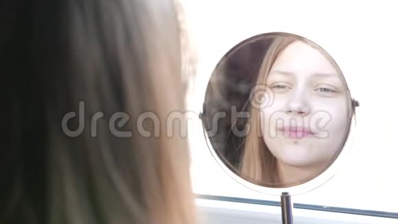 美女模特少女照镜子检查她的皮肤化妆4K视频的预览图