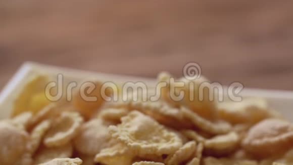 白色碗里的玉米片特写镜头向下滑动视频的预览图
