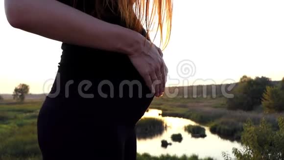 孕妇腹部的心脏形状视频的预览图