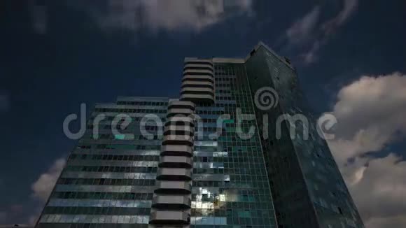 摩天大楼有云反射视频的预览图