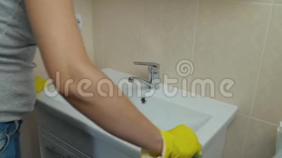 女生洗洗脸盆洗脸盆视频的预览图