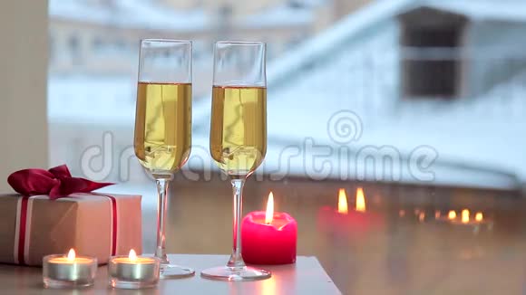 庆祝情人节烛光下的礼物和香槟视频的预览图