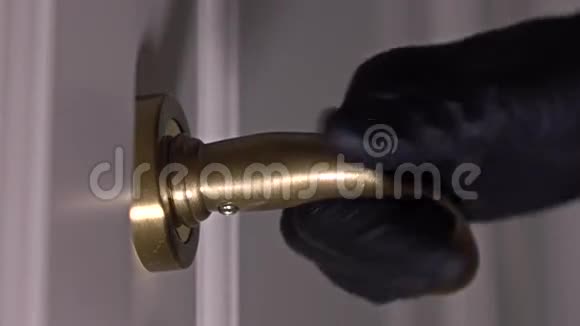 戴黑色手套的人用钥匙打开锁着的门安全保密解锁侵入的概念K4特写视频的预览图
