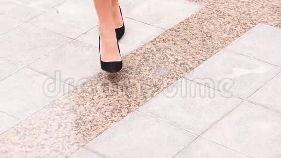穿高跟鞋的女腿在城市街道上行走穿高跟鞋的年轻商务女性的脚视频的预览图