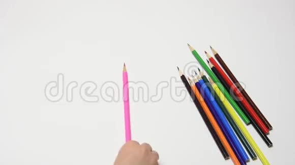 孩子们用铅笔在纸上手工搭建房子视频的预览图