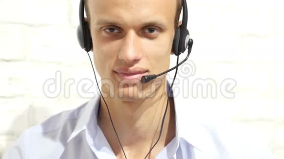 客户服务代表在办公室戴耳机呼叫中心视频的预览图
