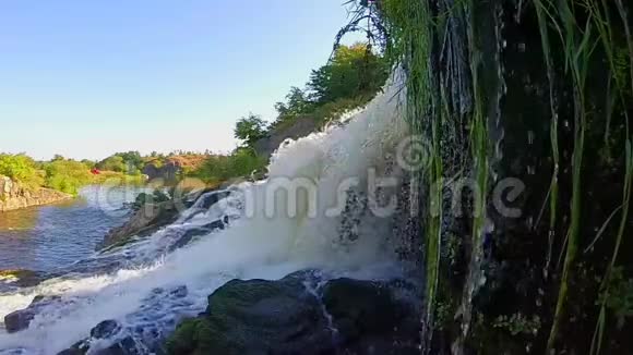 湍急的瀑布溅落在岩石河流和大自然上视频的预览图